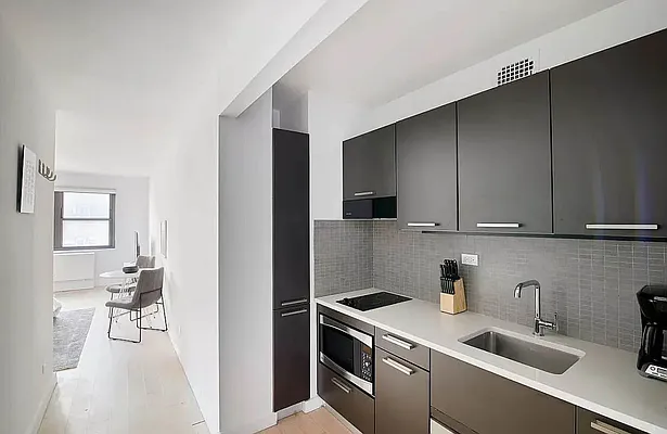 Rented by Manhattan Realty Group | media 2