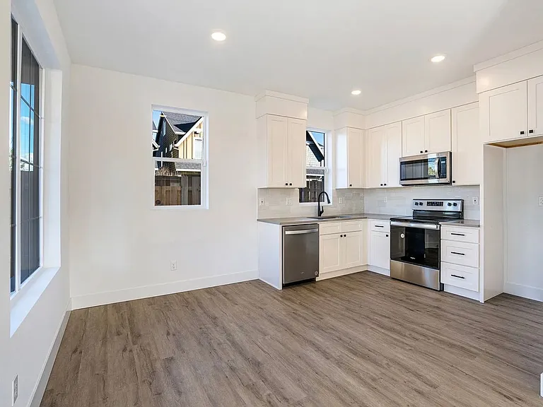 5720 SE Duke St — Photo 5