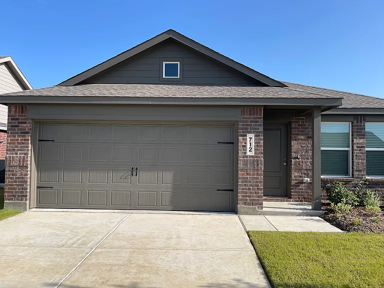 712 Haskell Dr — Photo 1