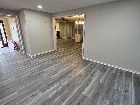 3rd image of 13717 Ridgeview Ct