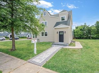 105 Howard Ave, Copiague, NY 11726