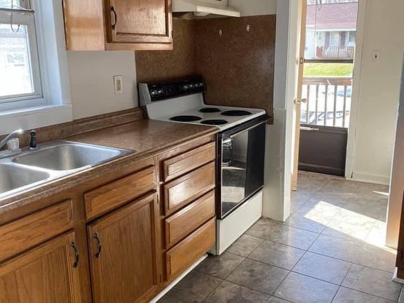 3rd image of 200 Stella St
