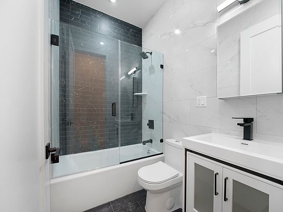 5th image of 146 Jefferson Ave APT 4