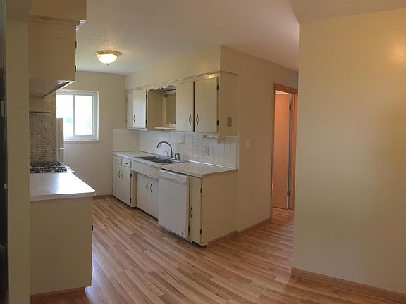 8' x 16' Kitchen and Dining Area.