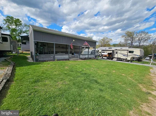 15&16 Poison Oaks, Falling Waters, WV 25419