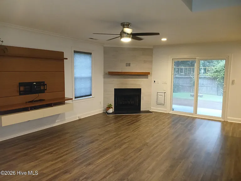 2805 Fletcher Ct — Photo 2