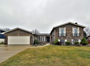 1837 Kings Point Dr S, Addison, IL 60101