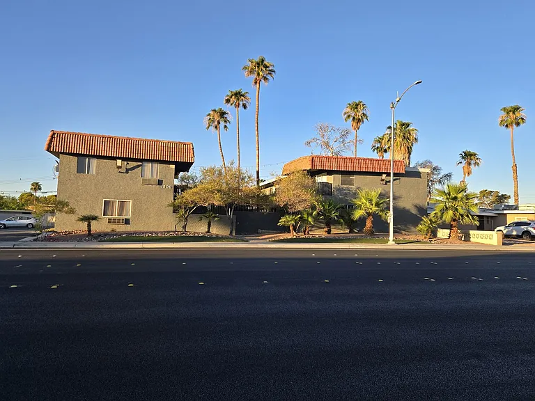 1509 E Harmon Ave — Photo 2