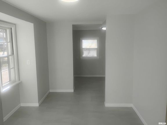 3rd image of 1131 N Wildwood Ct
