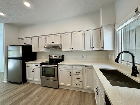 3rd image of 7 Dartford Ct