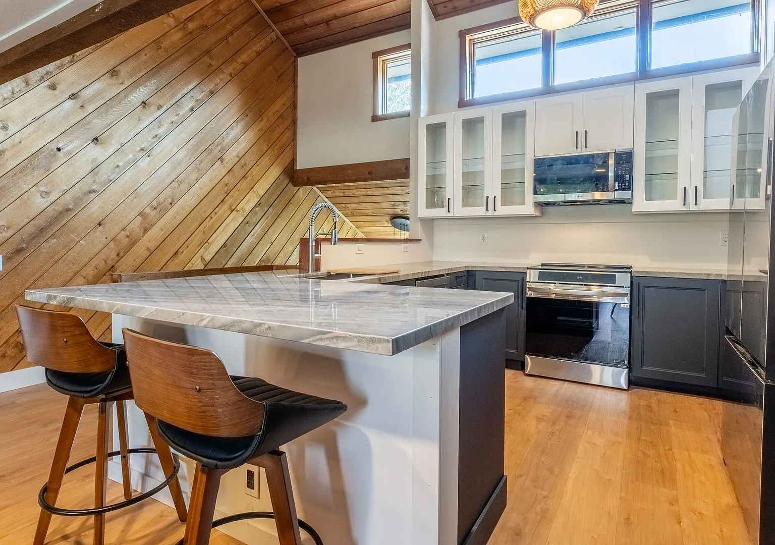 Spacious Snowcreek III Condo Winter Rental — Photo 1