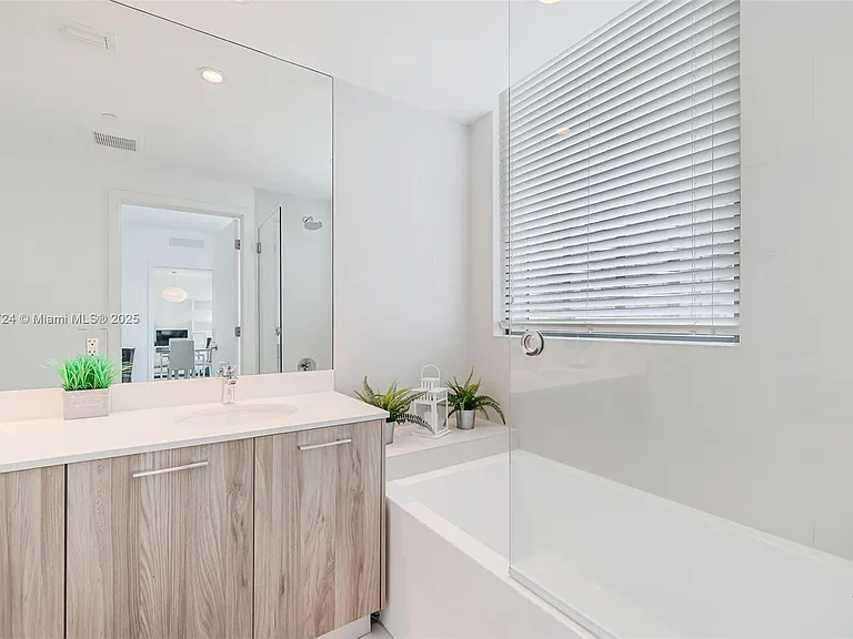 501 NE 31st St #1509 — Photo 12