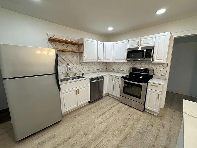519 Elgin St — Photo 16