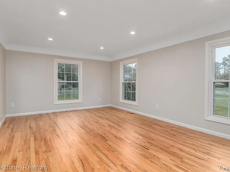 165 Woodedge Dr — Photo 23