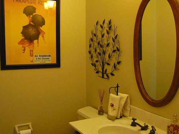 Your guests will like this nice powder room and it is close to the office.