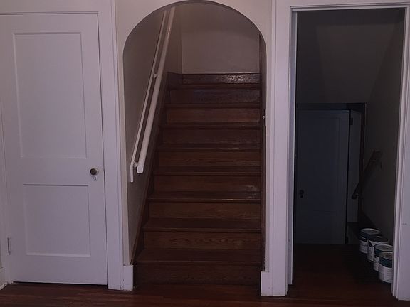 stairs up and down to basment