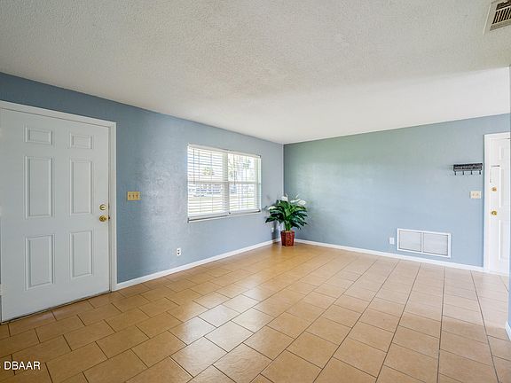 5th image of 160 Crowell St