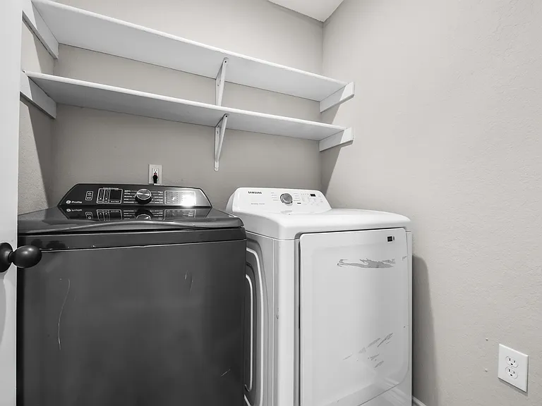1040 Eagle Dr — Photo 2