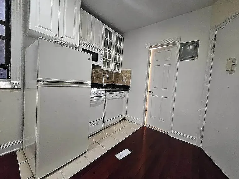 228 E 26th St #5Z — Photo 8