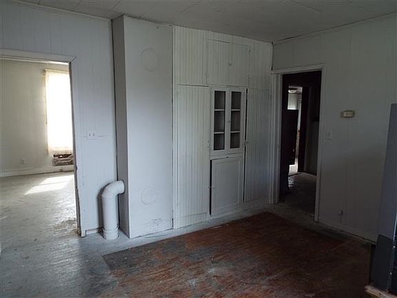 4th image of 210 E Warrick St