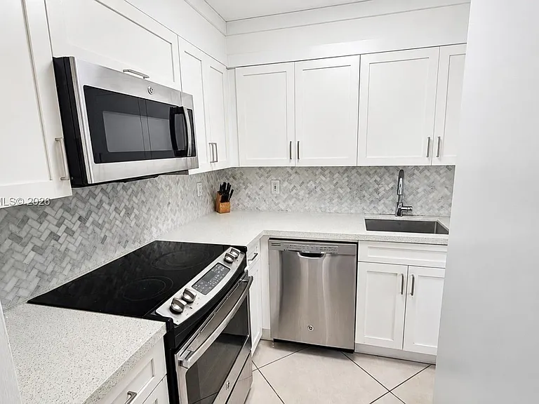 220 Kings Point Dr #105 — Photo 9