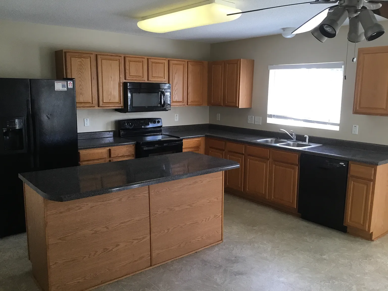 3 bed, 2.5 bath, 1673 sqft, $2,100 — Photo 2
