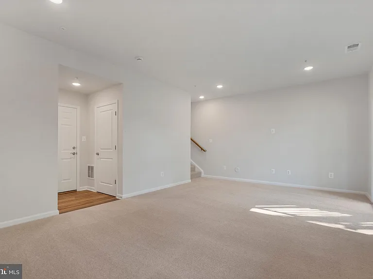 6947 Gladebrook Rd — Photo 7