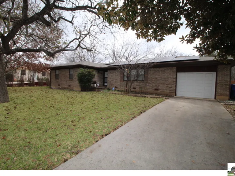 204 Oak St — Photo 1