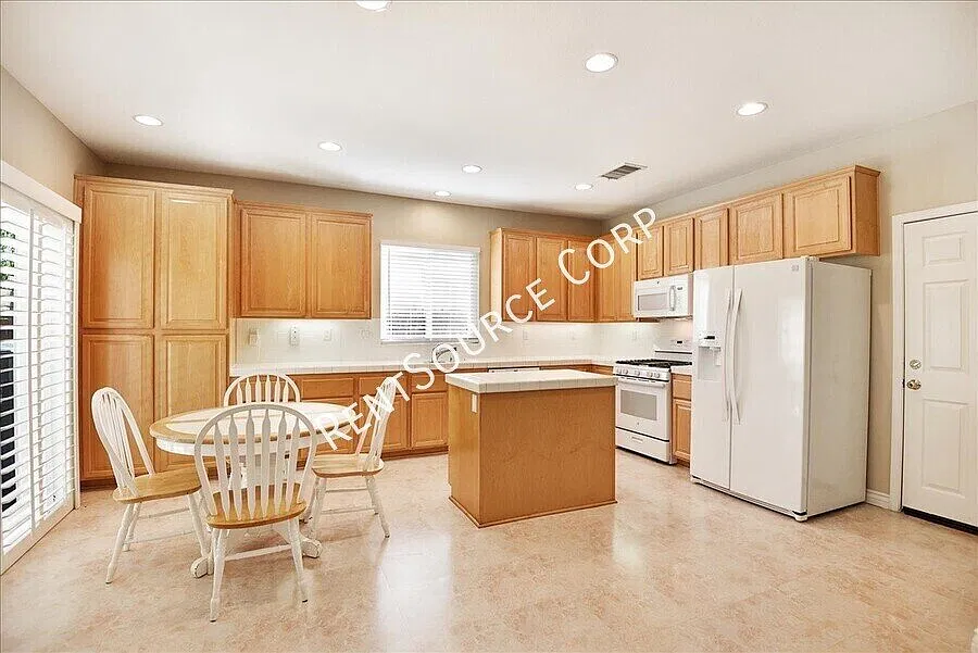3 Bedroom plus Loft, 2.5 Bathroom House in Saugus — Photo 4