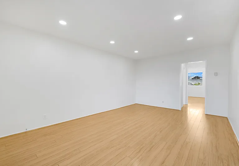 200 N Oxford Ave #11 — Photo 5