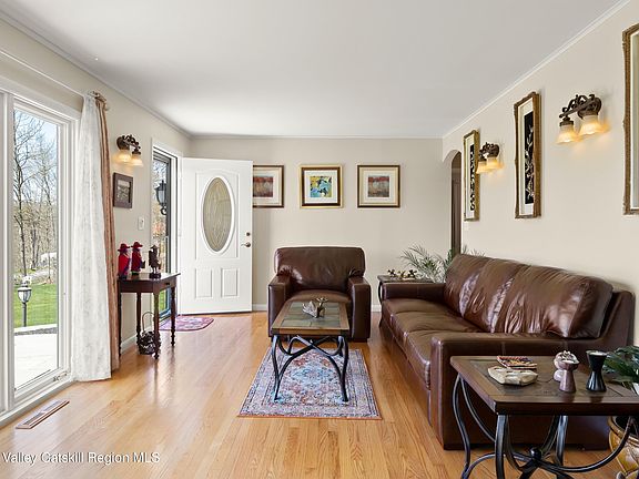 4th image of 412 Vosenkill Road