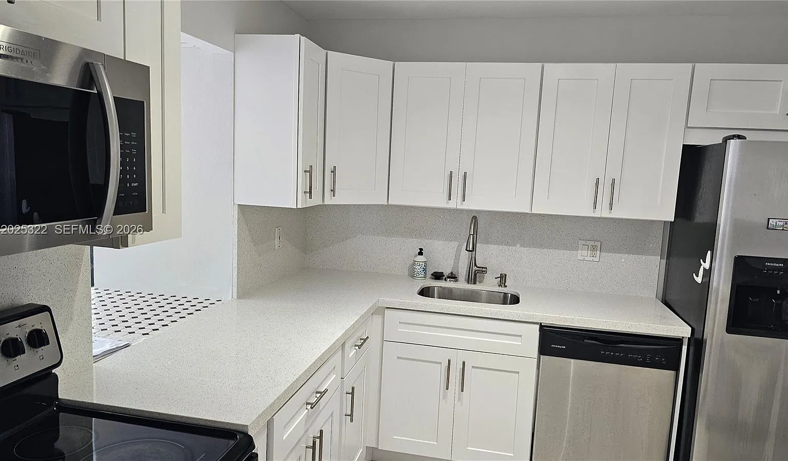 Avant Garde Condo — Photo 3