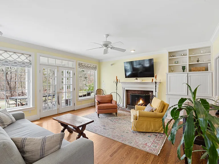 110 Greenleaf Ln — Photo 10