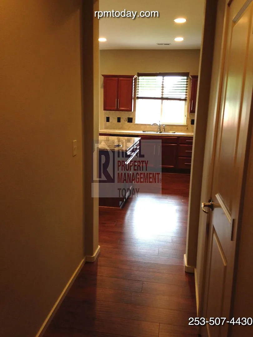 Beautiful 4 Bedroom Home in Spanaway! — Photo 2