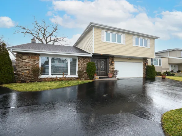 9833 N Lauren Ln, Niles, IL 60714