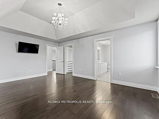 925 Lakewood Cres — Photo 18