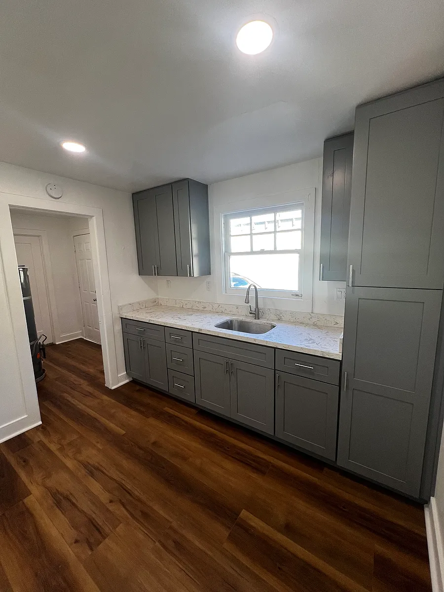 Building Photo - 258 E Kingsley Ave #2