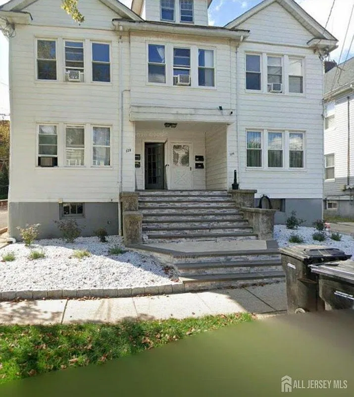 326 Cedar Ave — Photo 1