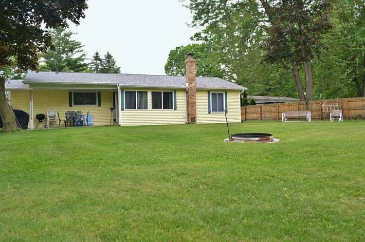 Fire pit for those outdoor barbeques.