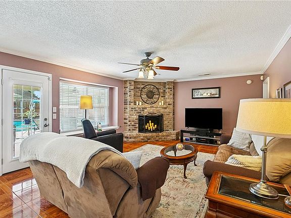 5th image of 77 Yellowstone Dr
