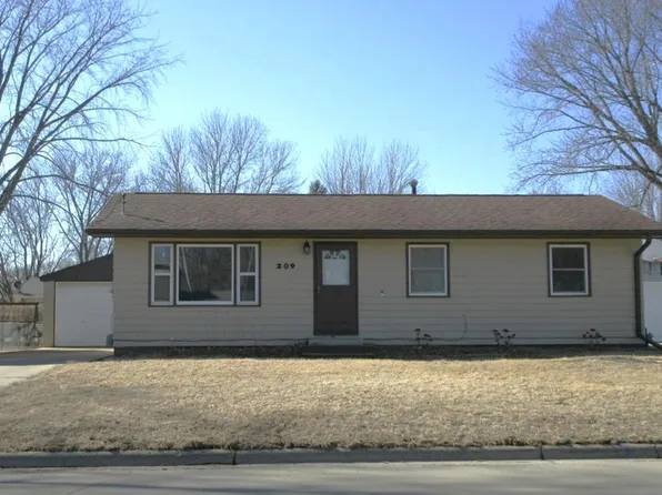 209 N 18th St, Estherville, IA 51334