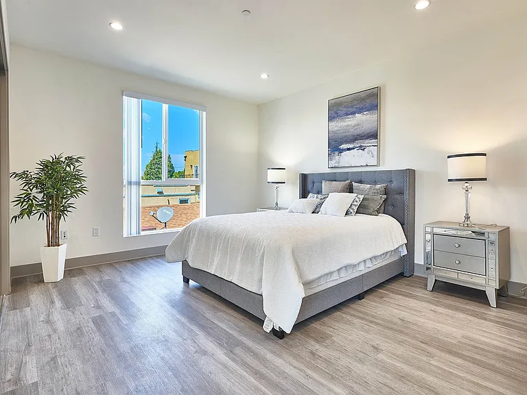 Lido Apartments - 4847 Oakwood — Photo 4