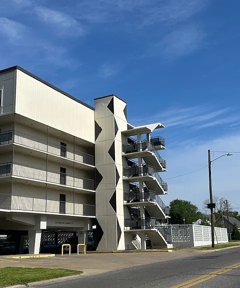 45 South West End Boulevard — Photo 3