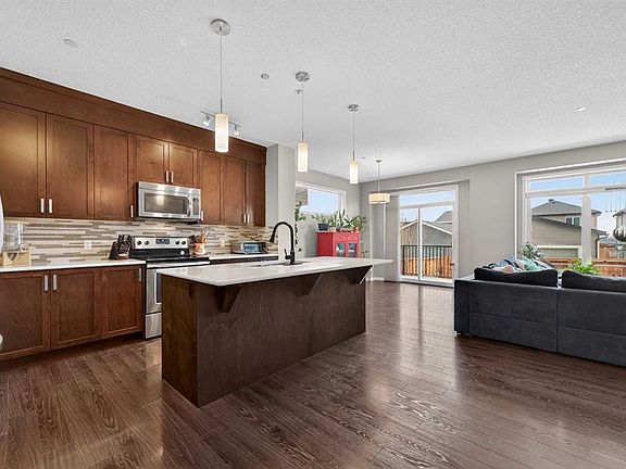 5th image of 15 W Fireside Cres
