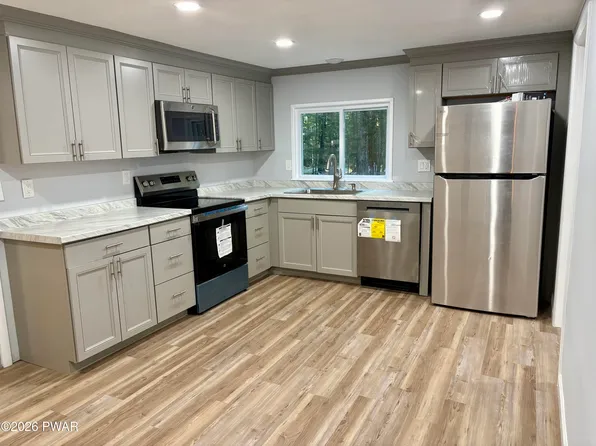 108 Spruce Dr, Shohola, PA 18458