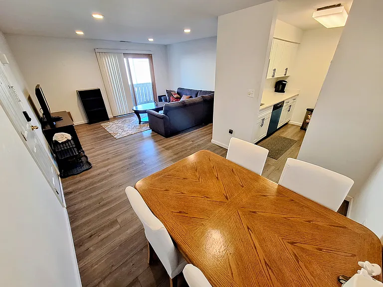 1015 Ravens Crest Dr — Photo 2