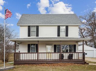 832 E Howard St, Manchester, IA 52057