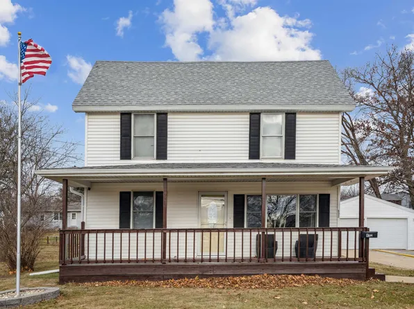 832 E Howard St, Manchester, IA 52057