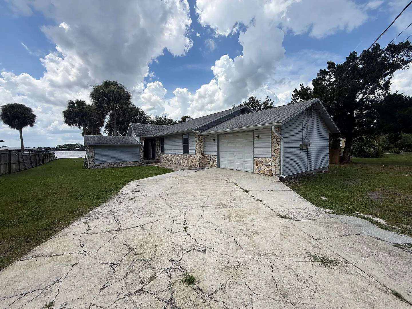 Attractive 3-bedroom, 2-bath home with river view — Photo 2
