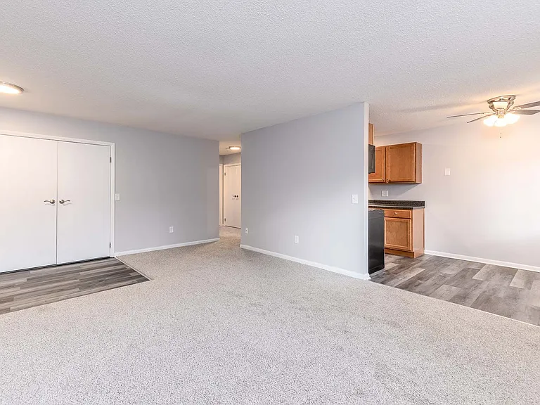 Oakwood Manor Apartments — Photo 5